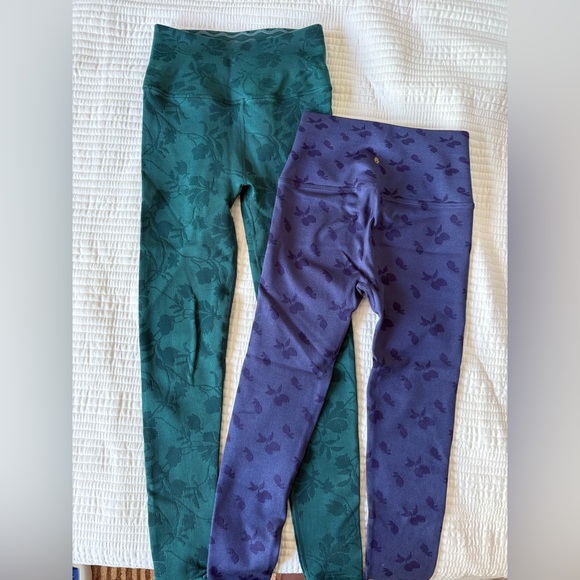 Spiritual Gangster Pants - Spiritual Gangster Love Sculpt Jacquard Leggings
SET OF 2 green and purple